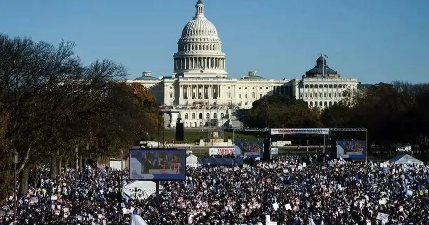 美国超10万人走上街头抗议示威，社会撕裂加剧-华闻时空