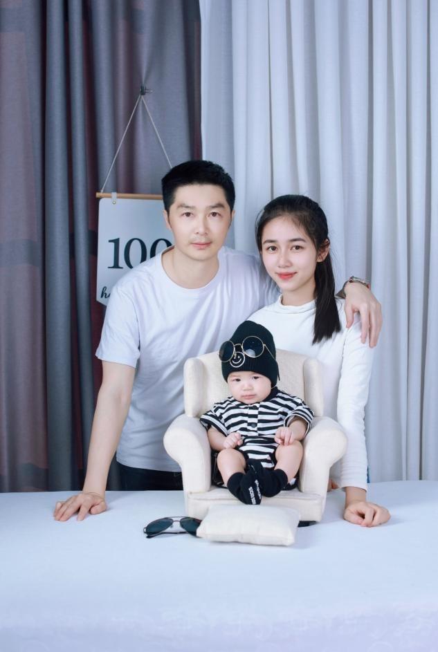 我是离异大龄男，在老挝交桃花运娶小19岁美女，她的美令我着迷-华闻时空