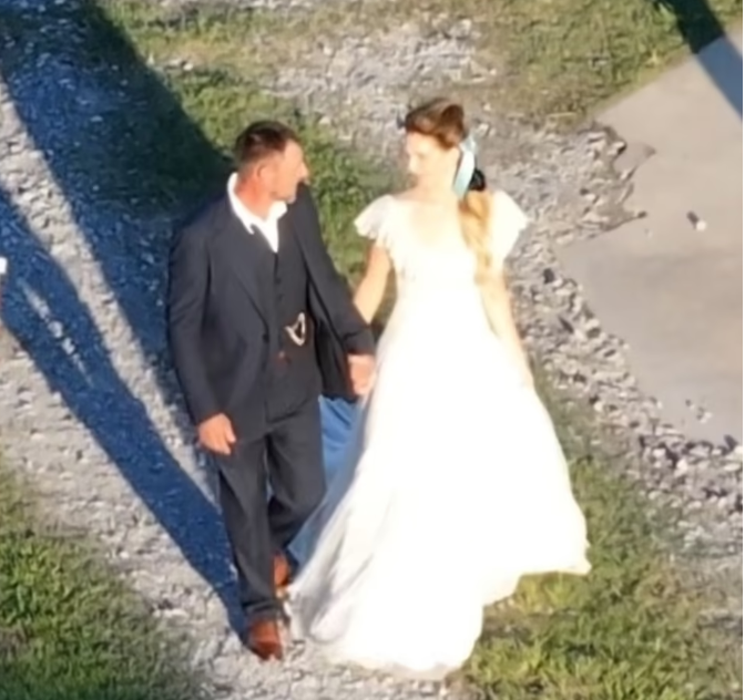 图片[2]-美国知名歌手Lana Del Rey闪婚大10岁离异3娃爹！男方号称“鳄鱼船长”彪悍粗犷-华闻时空