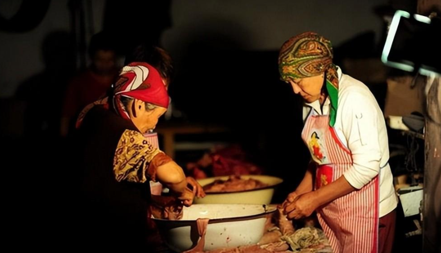 图片[2]-为何伊斯兰教禁食猪肉？汉族小伙儿娶了个回族姑娘，婚后要“洗胃”这是个啥规矩？-华闻时空