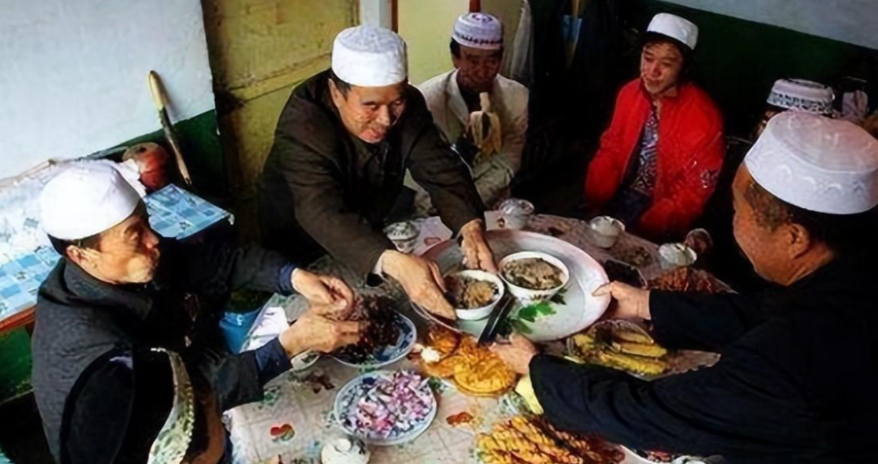 图片[4]-为何伊斯兰教禁食猪肉？汉族小伙儿娶了个回族姑娘，婚后要“洗胃”这是个啥规矩？-华闻时空