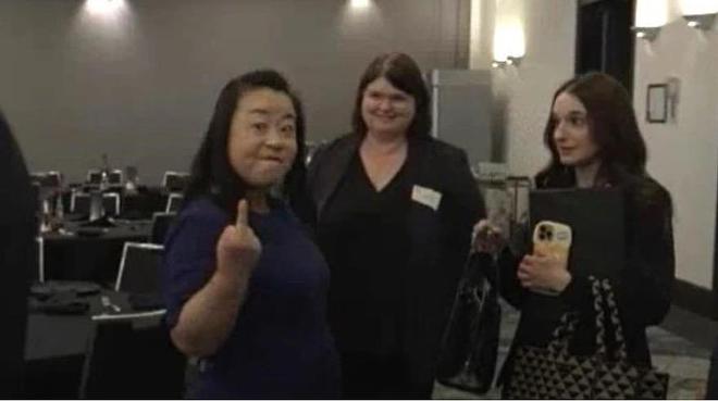 澳洲亚裔女议员采访时发飙，冲记者竖中指，事后称是情绪失控-华闻时空