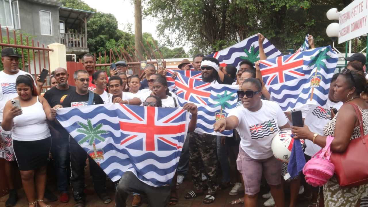 在班多涉的查戈斯难民团体中心举行了示威活动-华闻时空