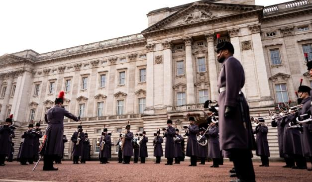 白金汉宫将“关门歇业”3年，耗费3.69亿英镑进行翻修-华闻时空