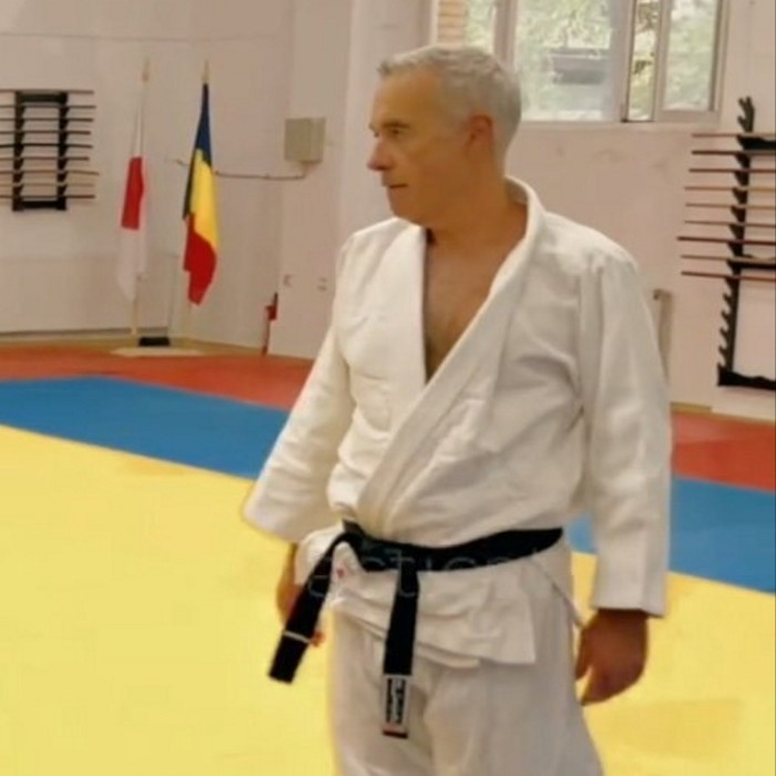 图片[2]-成为社交平台明星后，罗马尼亚“亲俄”独立候选人在总统选举首轮领先-华闻时空