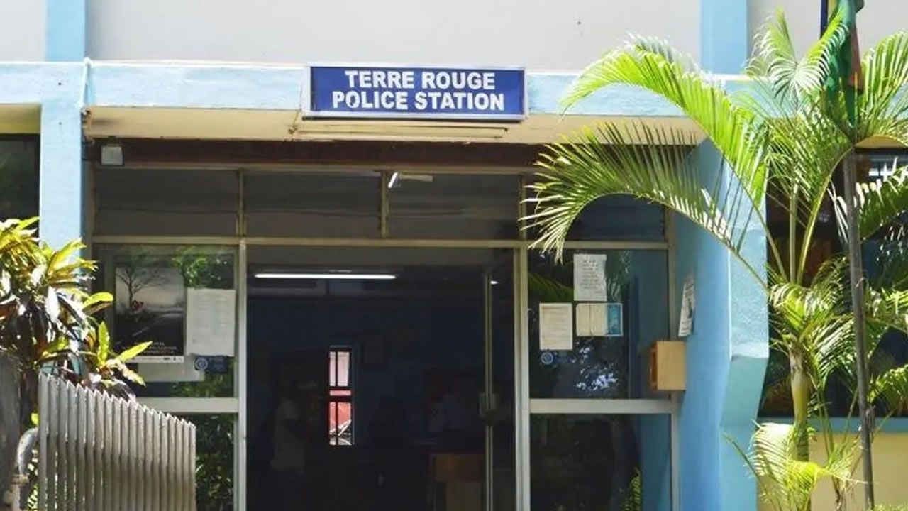 一名警察在爹务史道路检查中被撞-华闻时空