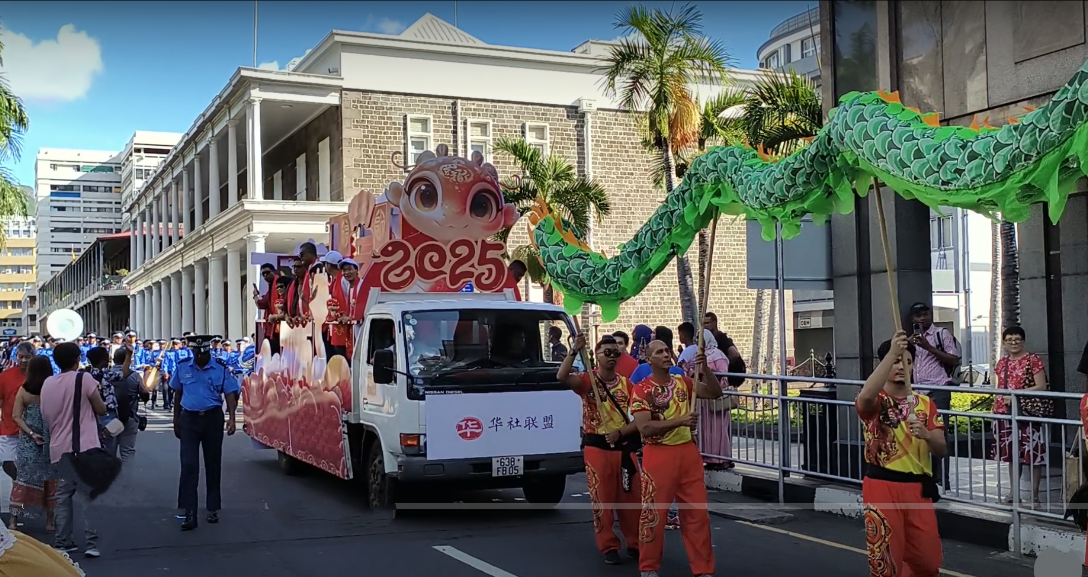 上周六在唐人街盛大开启中国新年花车游-华闻时空