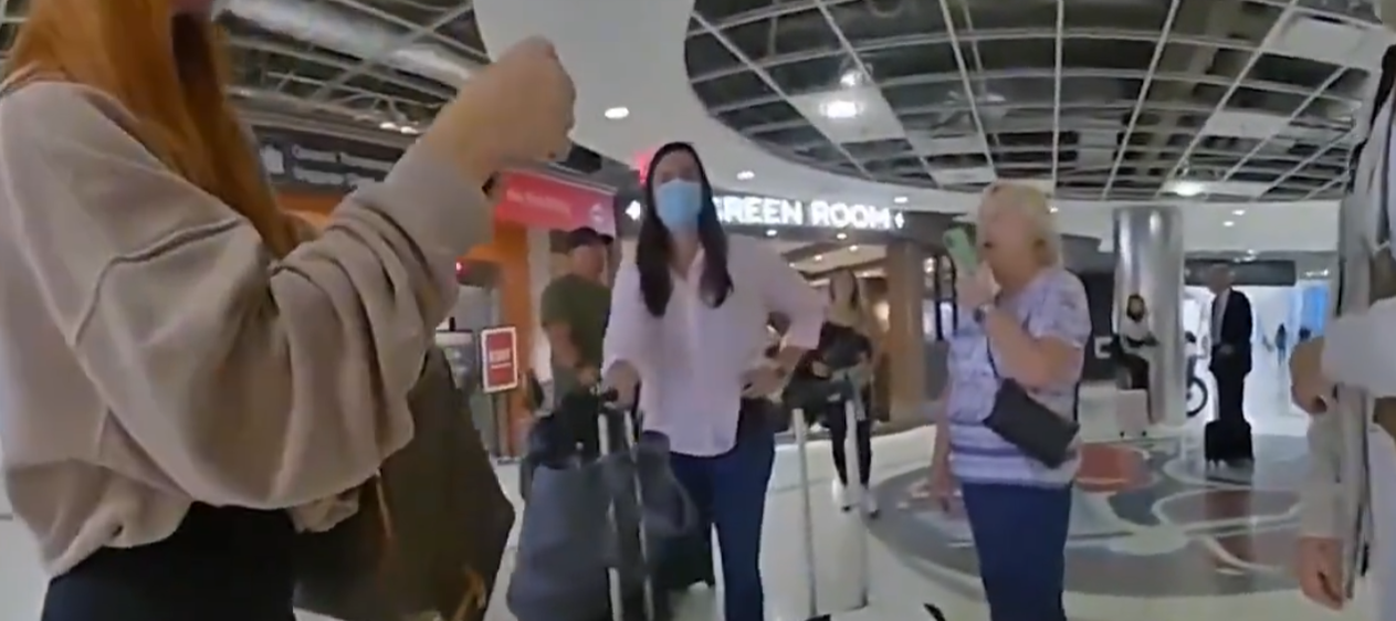 图片[2]-外网热议：13岁女孩机场殴打81岁老人，美国警察将她当场逮捕-华闻时空