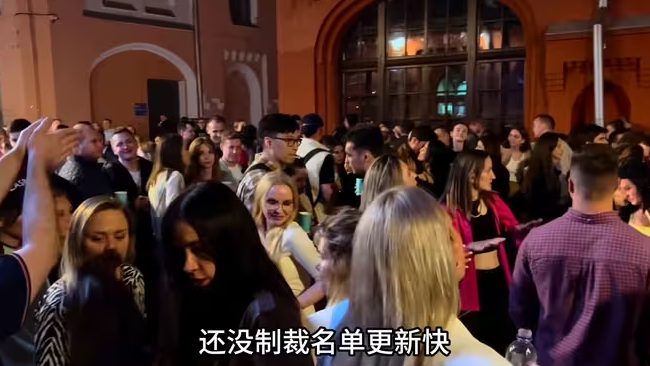 俄乌干仗3年，没有被征兵的年轻人，他们都去往了哪里-华闻时空