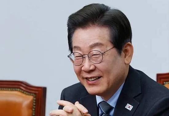 李在明辞去党首职务、执政党多人参选，韩国总统之战打响 -华闻时空