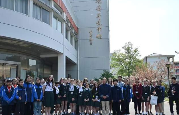 英国厄普顿霍尔学校中学生参观凌鼎年文学馆-华闻时空
