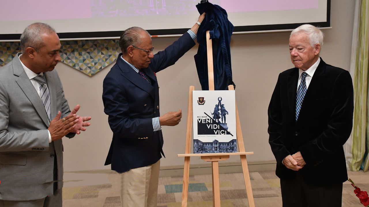 安古兰总理在研讨会上推荐了一本新书-华闻时空