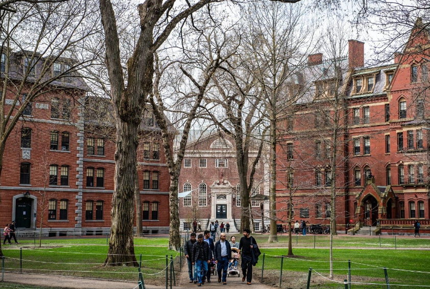 美国政府暂停哈佛大学招收国际学生资格-华闻时空