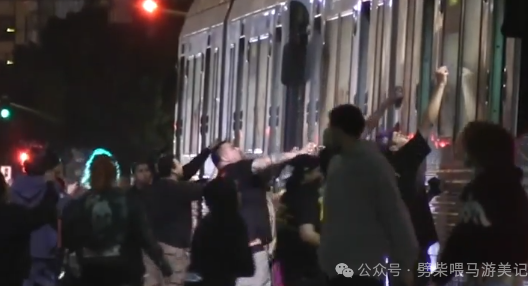 疯了！洛杉矶300人非法聚会酿骚乱，商铺被砸、地铁瘫痪，警方开枪驱散！-华闻时空