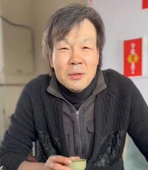 58岁李彬罕见露面，头发稀少老了好多，患病后和家人隐居河北别墅-华闻时空