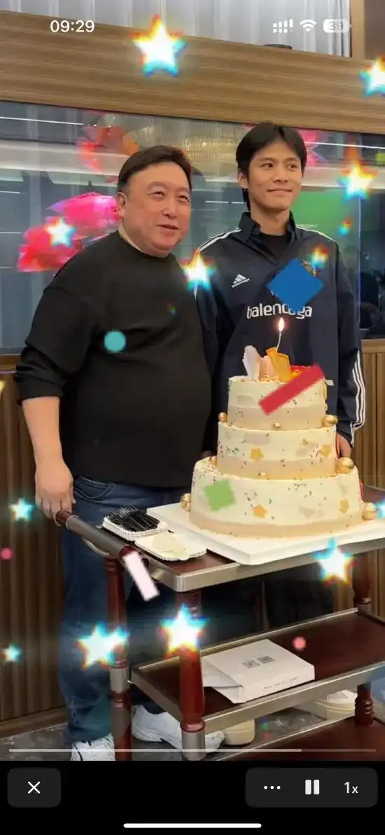 图片[3]-疯狂小杨哥时隔八个月露面了，现身王晶70岁生日会-华闻时空