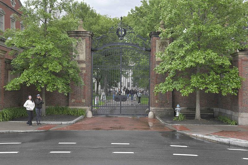 特朗普再威胁哈佛大学，考虑撤款30亿美元-华闻时空