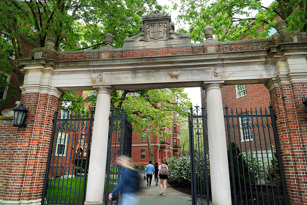 特朗普威胁将哈佛资金拨给职业学校，曾建议设“美国学院”提供免费在线课程-华闻时空