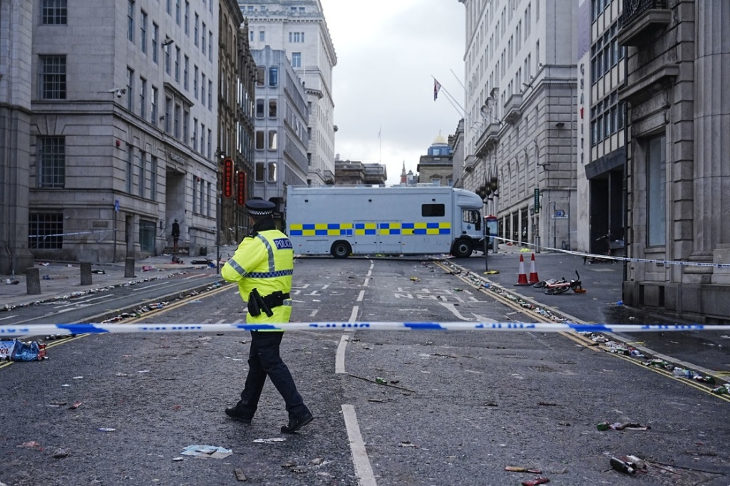 英国利物浦汽车冲撞球迷肇事者因涉嫌谋杀未遂和毒驾被捕-华闻时空