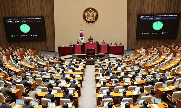韩国通过三项关键法案，批准对前总统尹锡悦进行特别调查-华闻时空