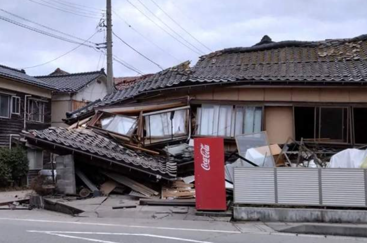 将造成30万人死亡的日本毁灭级地震预言精确到七月五日？港台网友恐慌指数飙升，有港人买齐物资拟登山避难！-华闻时空
