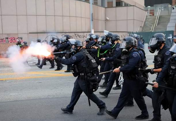 事态升级！ICE突袭抓人，纽约、洛杉矶局势失控，川普下令出动国民警卫队！-华闻时空