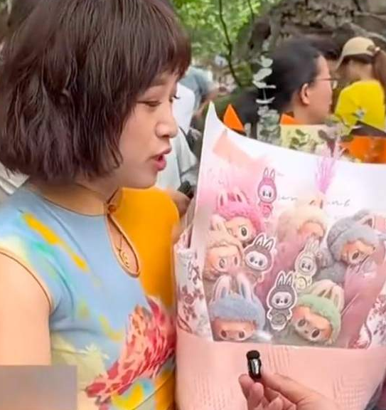 妈妈带顶流LABUBU花束接高考女儿，网友眼红：哪儿买的？-华闻时空