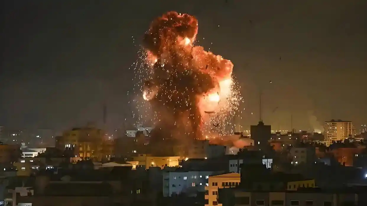 以色列袭击伊朗首都  爆炸声响彻德黑兰-华闻时空