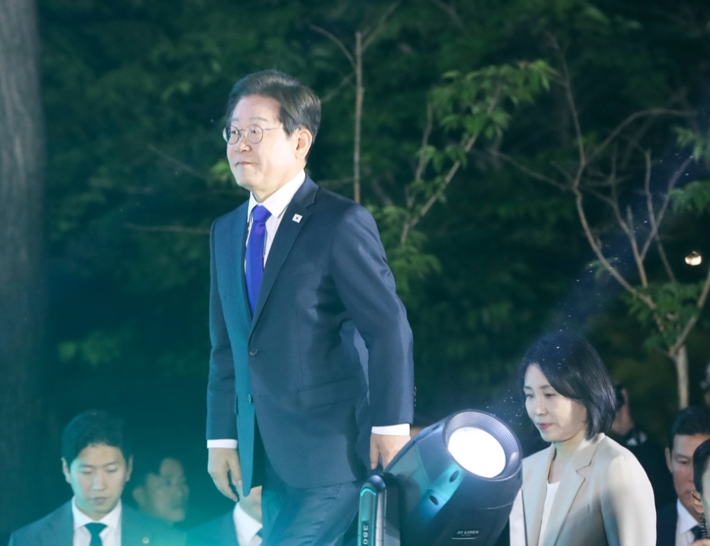 火速上岗，韩国新总统面临内外四大挑战-华闻时空