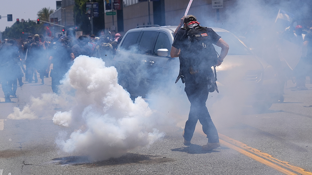 图片[1]-美国洛杉矶抗议者与国民警卫队发生冲突，新华社记者被催泪弹击中-华闻时空