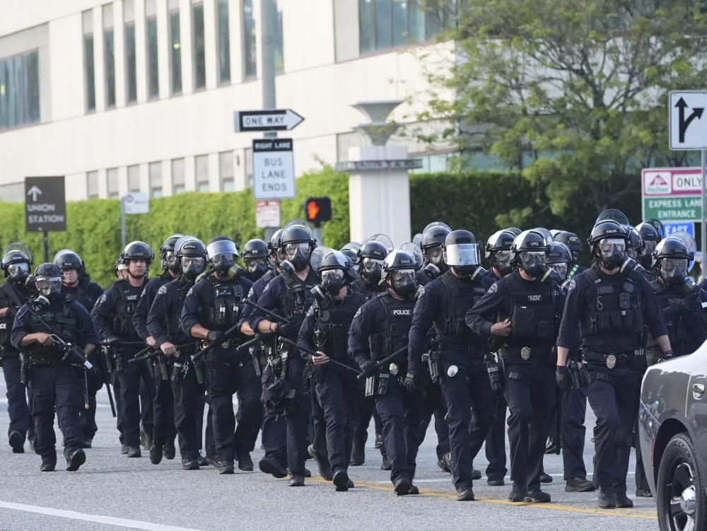 图片[2]-洛杉矶乱了！特朗普下令部署国民警卫队，防长称或出动军队-华闻时空