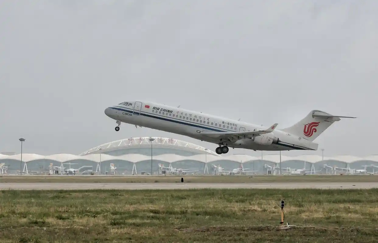 中国国产飞机C909 首飞国际商业航线-华闻时空