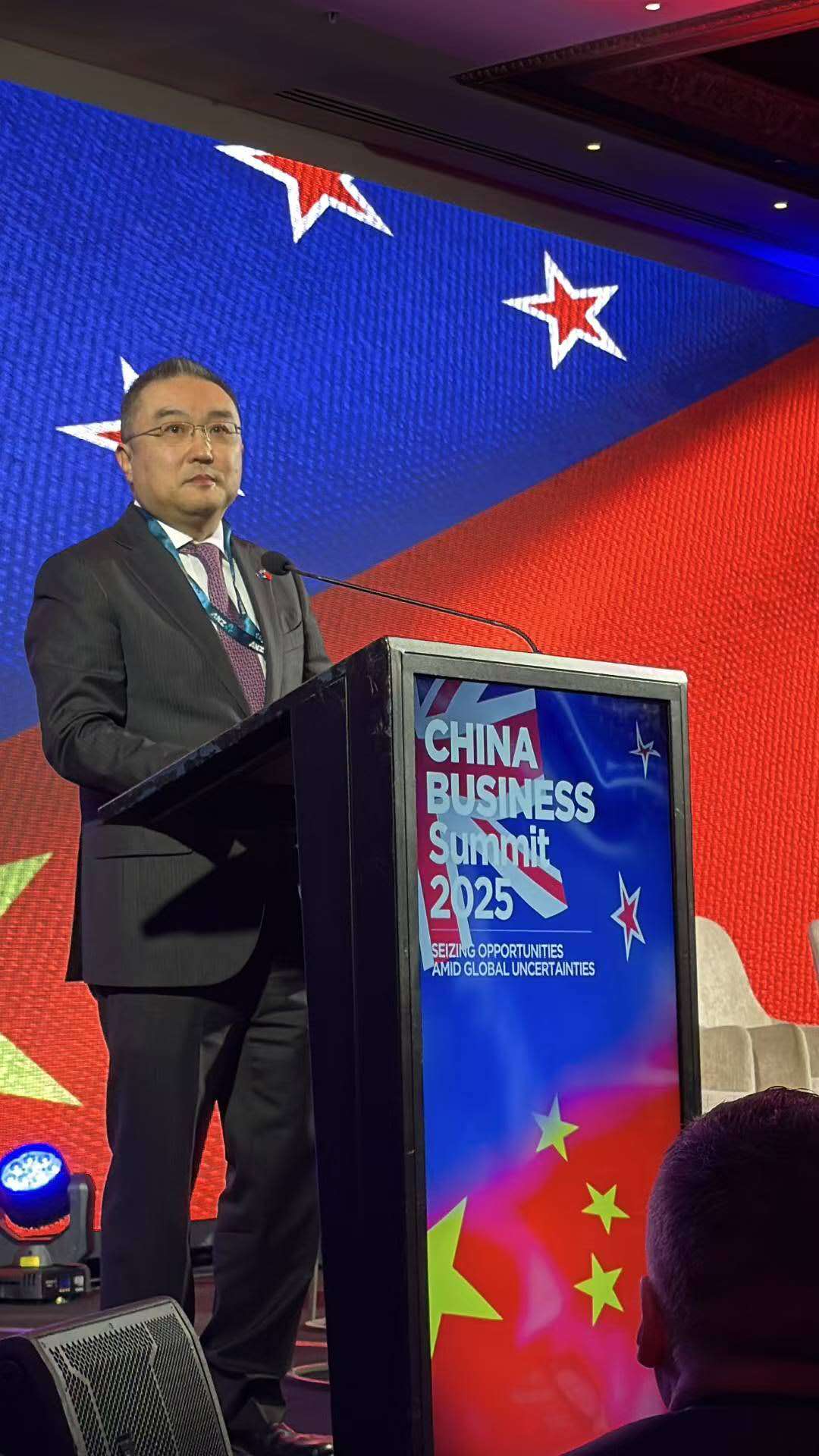 NZ华新社记者观察：新中两国互信共识 续写东西方合作共赢典范新篇章——评新西兰华人国会议员陆楠出席中国商业峰会并撰文回顾随总理访华经历-华闻时空