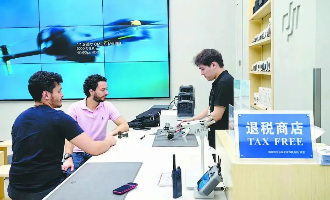 图片[1]-老外游北京热购“新三样”-华闻时空