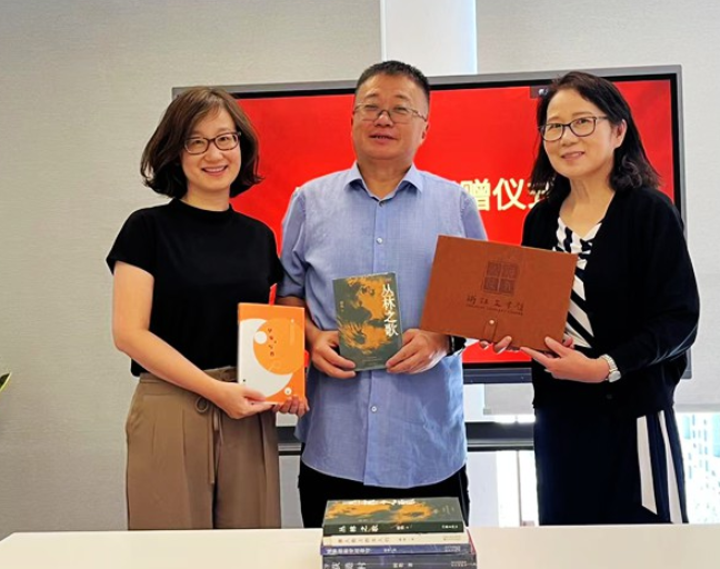 归雁衔书馈乡梓：作家顾艳向浙江文学馆捐赠著作并共话文学传承-华闻时空