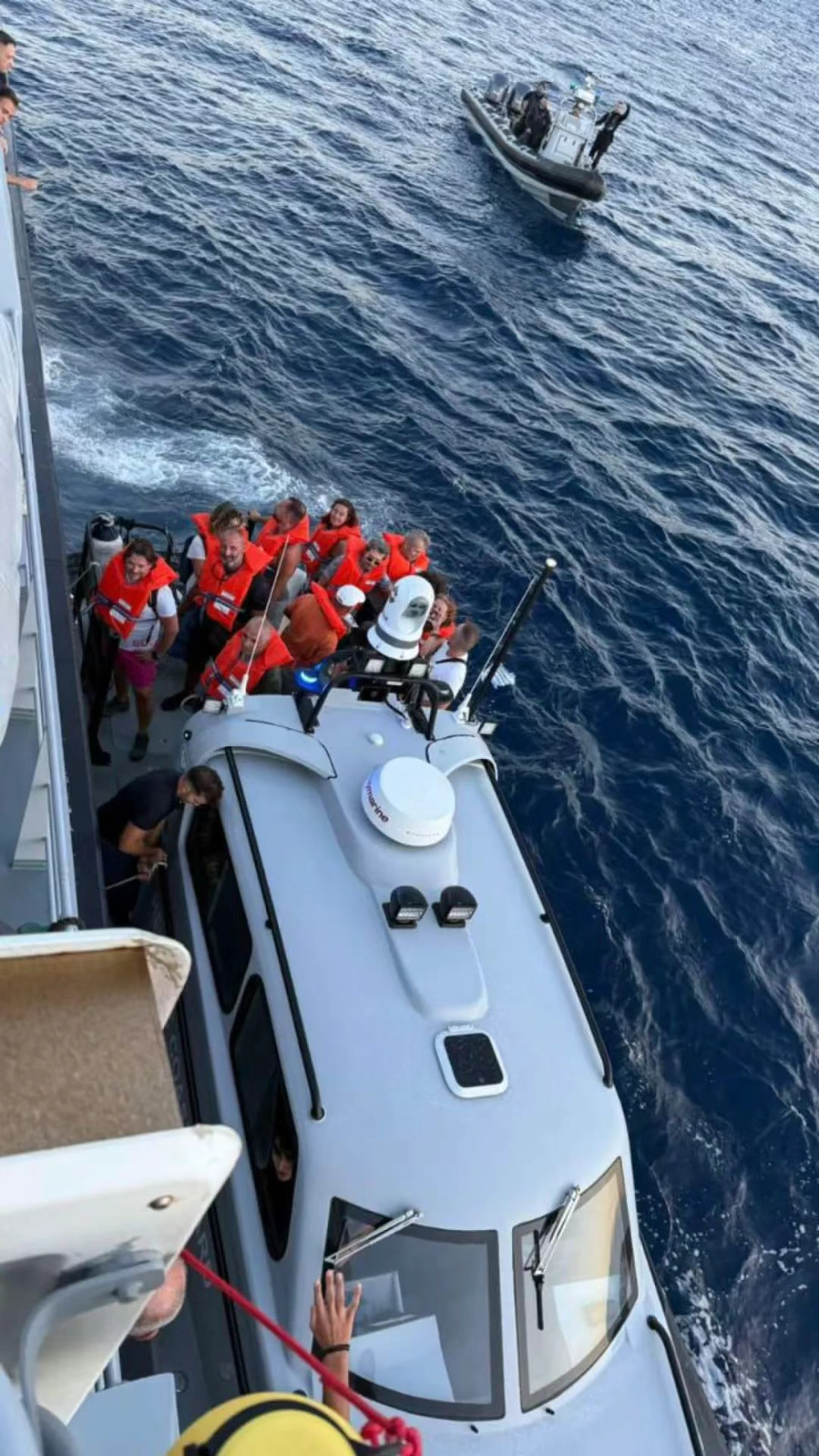 图片[2]-突发！希腊渡轮触礁搁浅，上百人紧急疏散-华闻时空