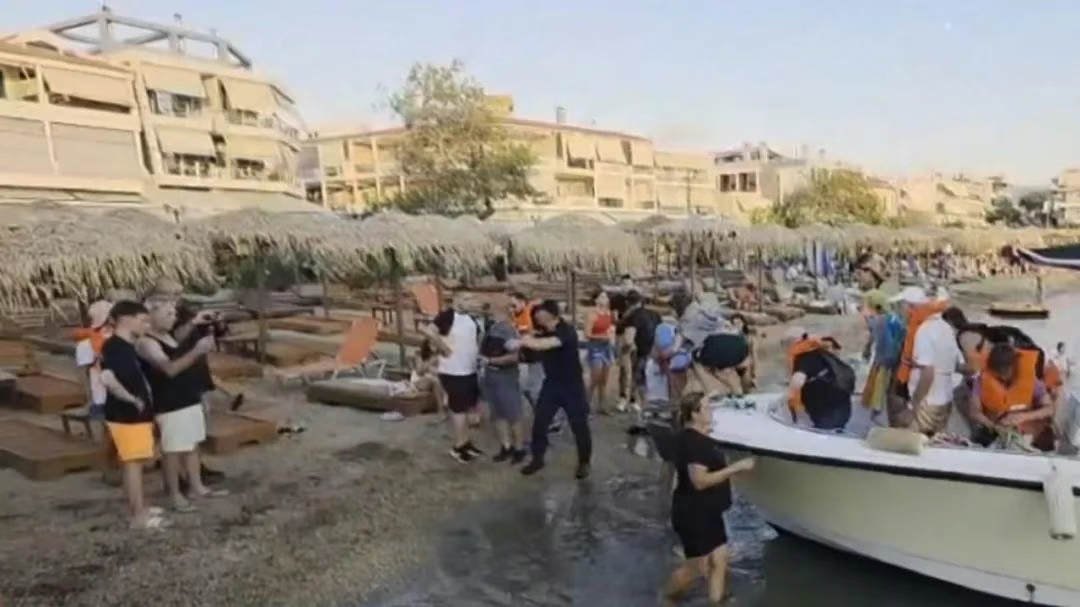 图片[3]-突发！希腊渡轮触礁搁浅，上百人紧急疏散-华闻时空