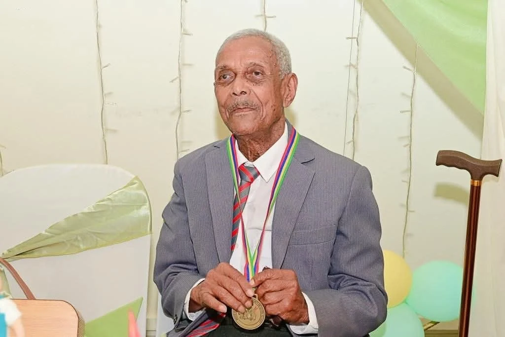 图片[1]-埃马纽埃尔点上了一百支蜡烛-华闻时空