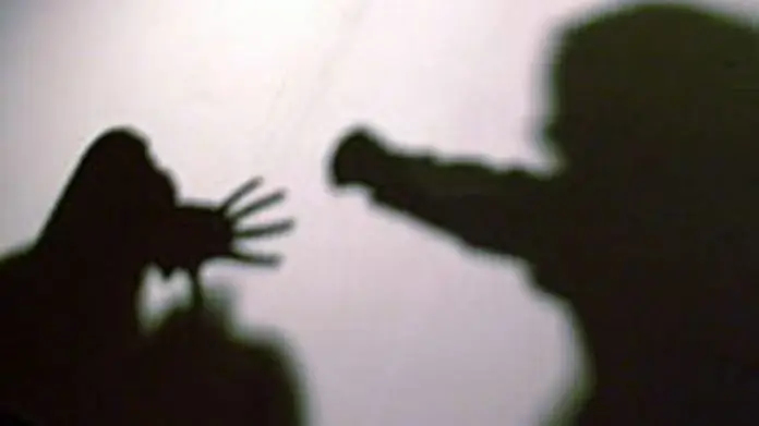 图片[1]-一名女孩遭父亲虐待-华闻时空