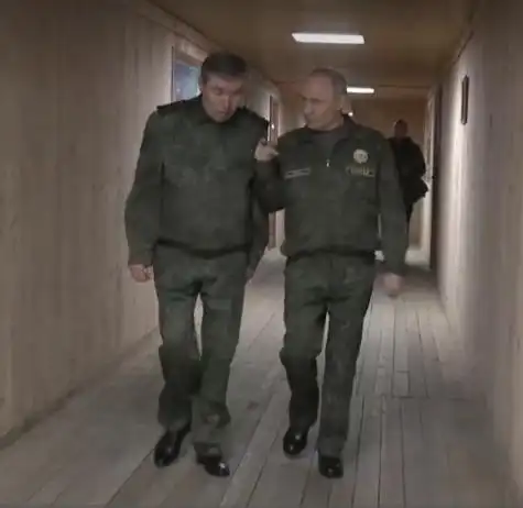 图片[2]-普京身着戎装视察：必须“无条件实现”特别军事行动目标-华闻时空