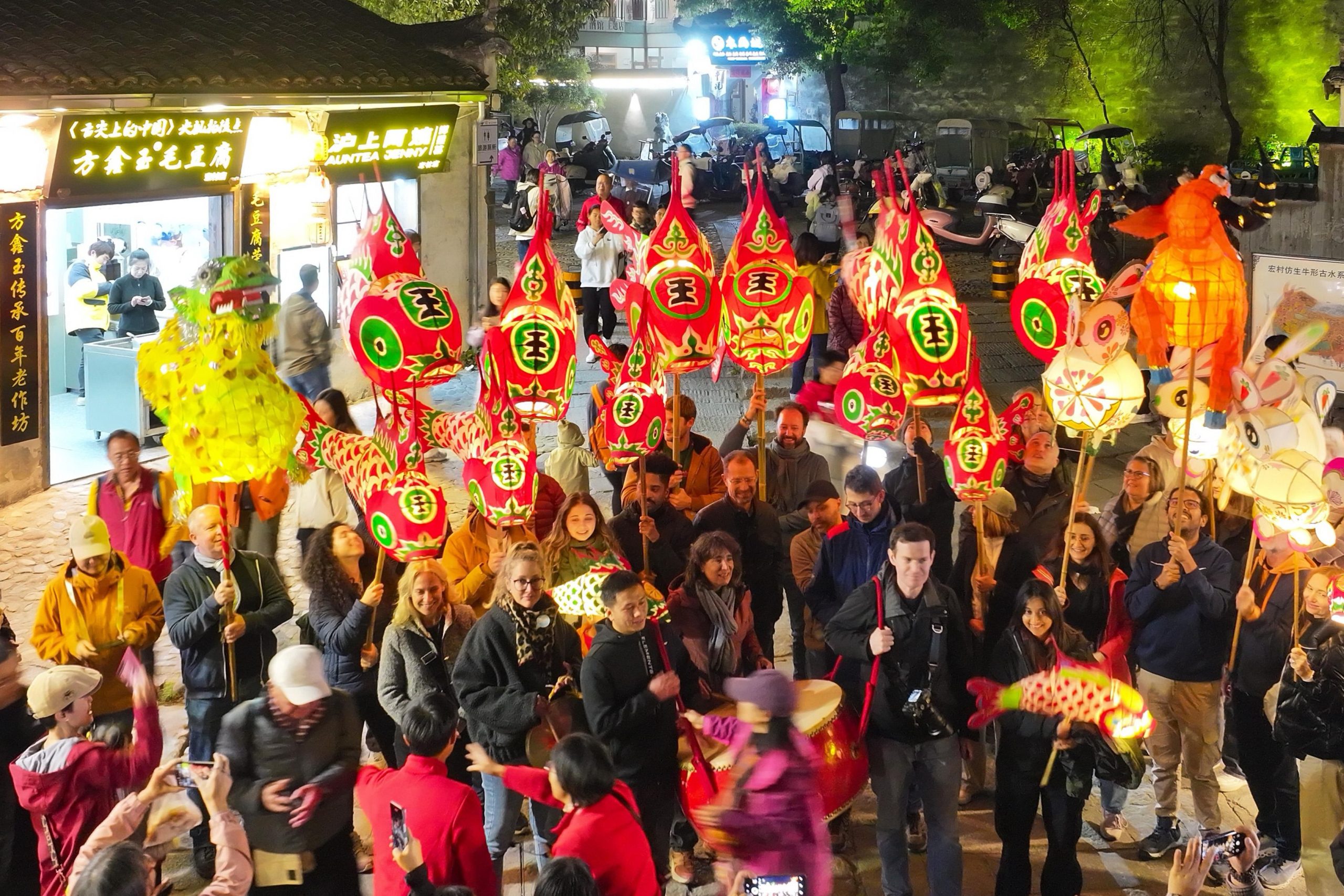 图片[3]-当世界友人邂逅非遗鱼灯：在安徽宏村遇见跨越山海的浪漫-华闻时空