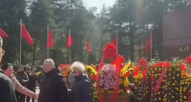 2025年12月25号值毛泽东诞辰132周年，伟人侄子毛远新在家人的搀扶下回到韶山拜祭伟人。-华闻时空