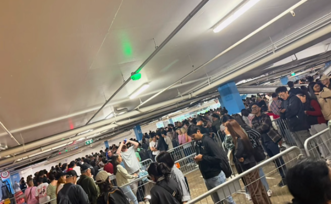 现场直击! 澳洲沦陷, 停车场变迷宫, 凌晨排队, Nike300多米长龙, 1小时都进不去, 人最多的地方是DFO!-华闻时空