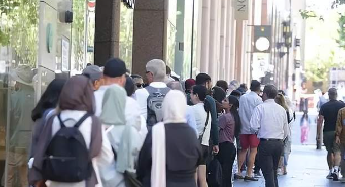 悉尼市中心大排长龙, 所有人都在疯抢这东西! 大批人为了它涌入澳洲, 找到就能一夜暴富!-华闻时空