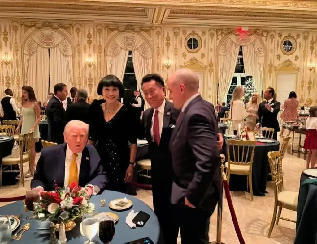 图片[1]-天台人姚沁受邀出席特朗普海湖庄园晚宴，与特郎普同框！-华闻时空