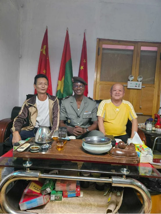 图片[1]-布基纳法索：市政警察总署长亲访中华总商会授予荣誉证书-华闻时空