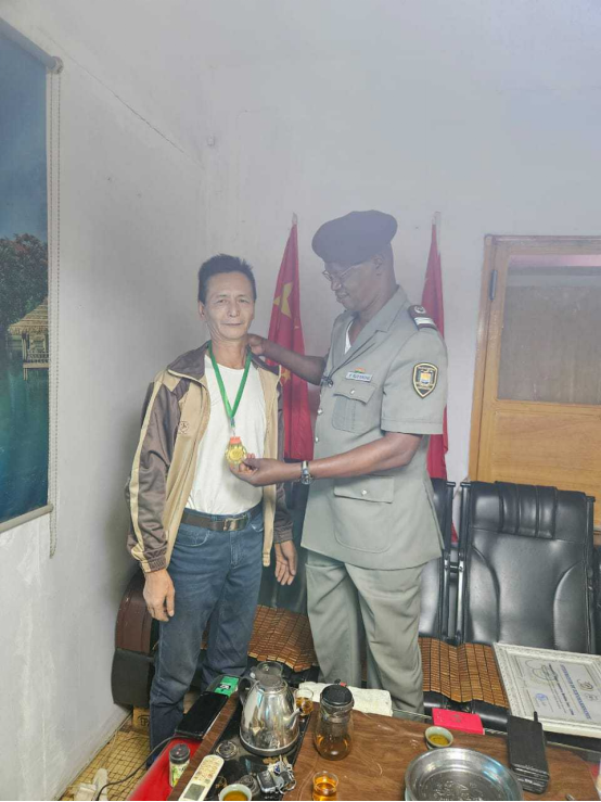 图片[2]-布基纳法索：市政警察总署长亲访中华总商会授予荣誉证书-华闻时空