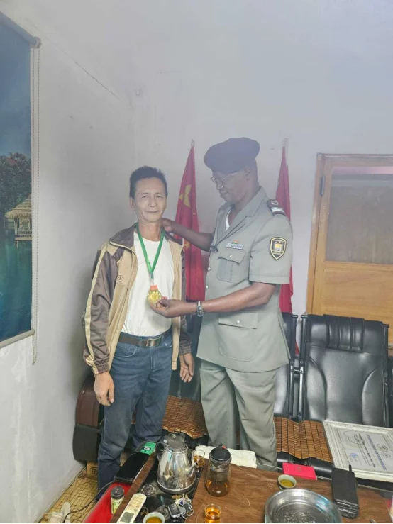 图片[2]-布基纳法索：市政警察总署长亲访中华总商会授予荣誉证书-华闻时空