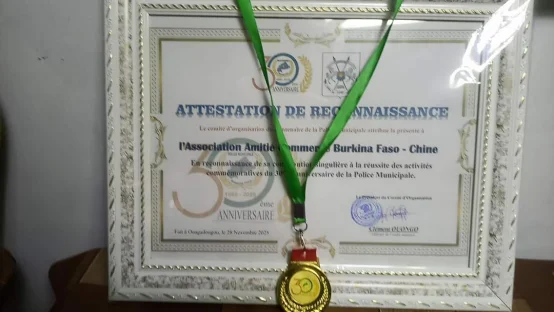 图片[3]-布基纳法索：市政警察总署长亲访中华总商会授予荣誉证书-华闻时空