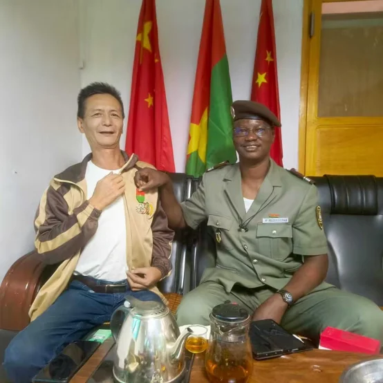 图片[4]-布基纳法索：市政警察总署长亲访中华总商会授予荣誉证书-华闻时空